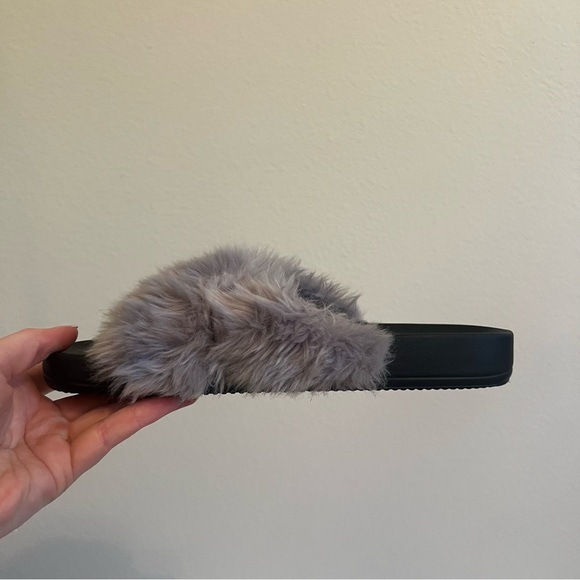 Victoria's Secret Pink Faux Fur Slides - Picture 6 of 7